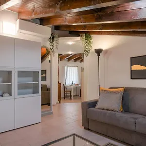 Lovely Mansard Portelle With Private Parking And Bike Storage , Iseo Italia
